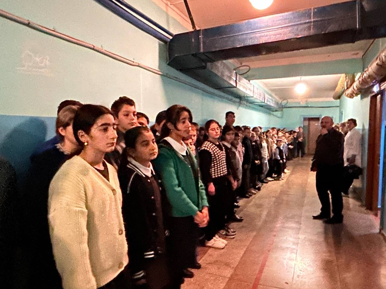 20 ноября в Дмитриевской школе была проведена тренировочная эвакуация в целях​ отработки и закрепления навыков быстрой эвакуации людей на случай артобстрела или других чрезвычайных ситуаций..